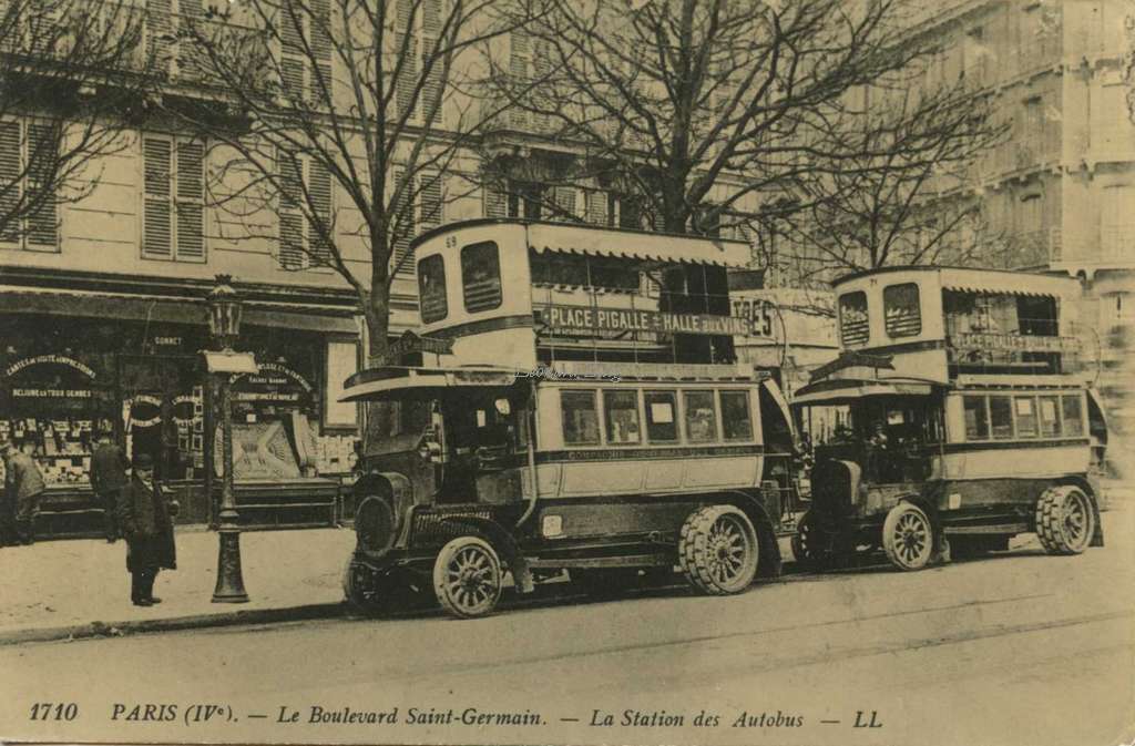 1710 - PARIS (IV°) - Le Boulevard Saint-Germain - La Station des Autobus
