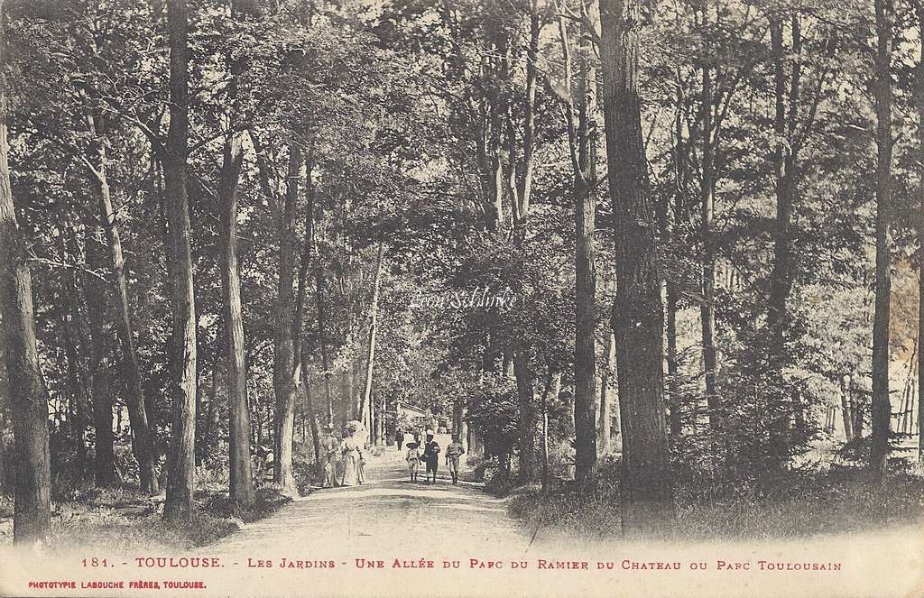 181 - Une allée du Parc du Ramier Toulousain