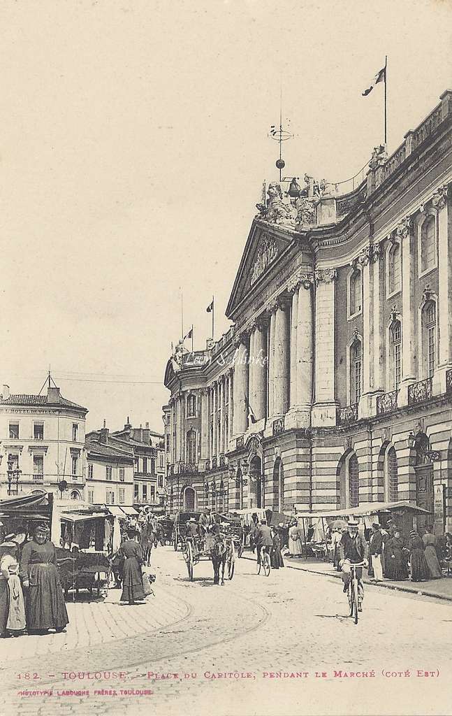 182 - Place du Capitole pendant le Marché