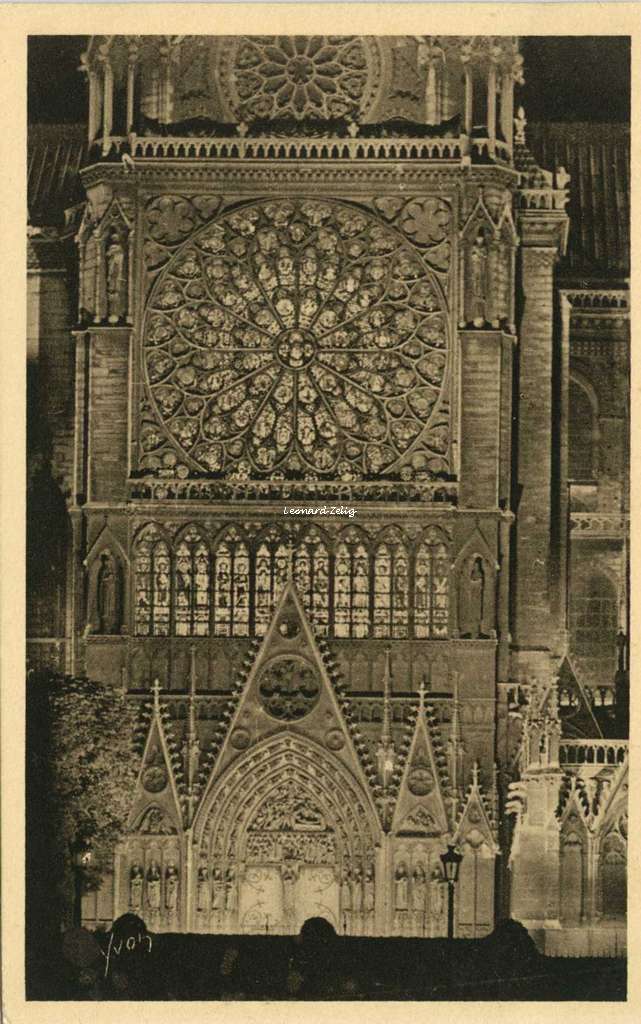 186 - Notre-Dame - La Grande Rosace illuminée