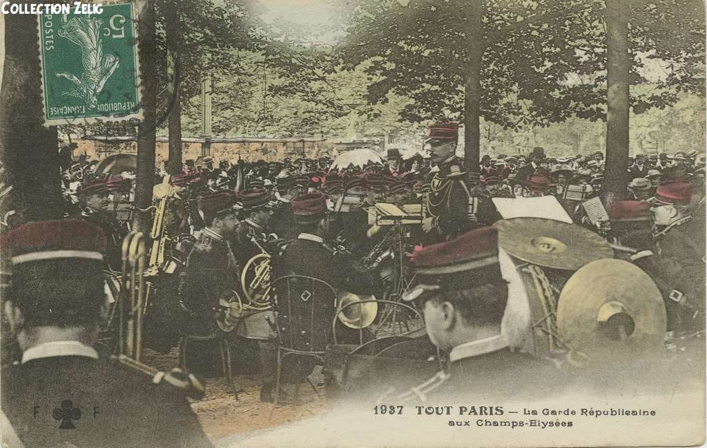 1937 - La Garde Républicaine aux Champs-Elysées