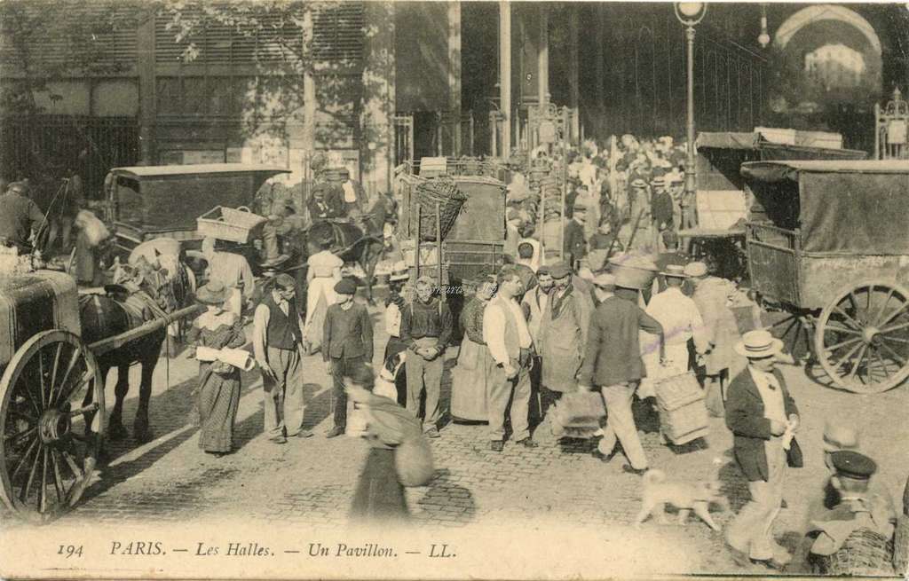 194 - PARIS - Les Halles - Un Pavillon