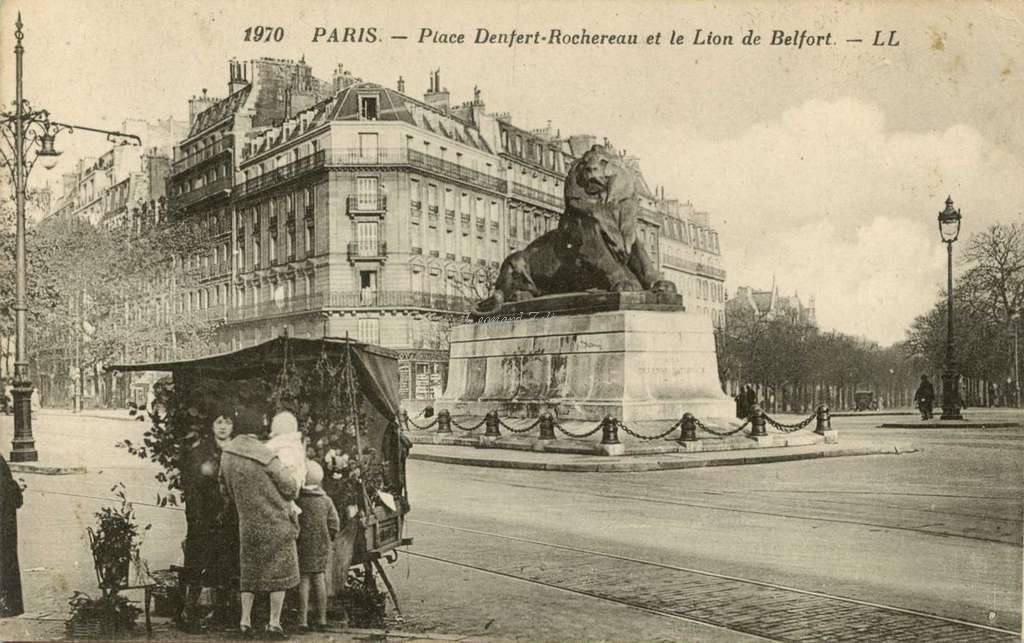 1970 - PARIS - Place Denfert-Rochereau et le Lion de Belfort