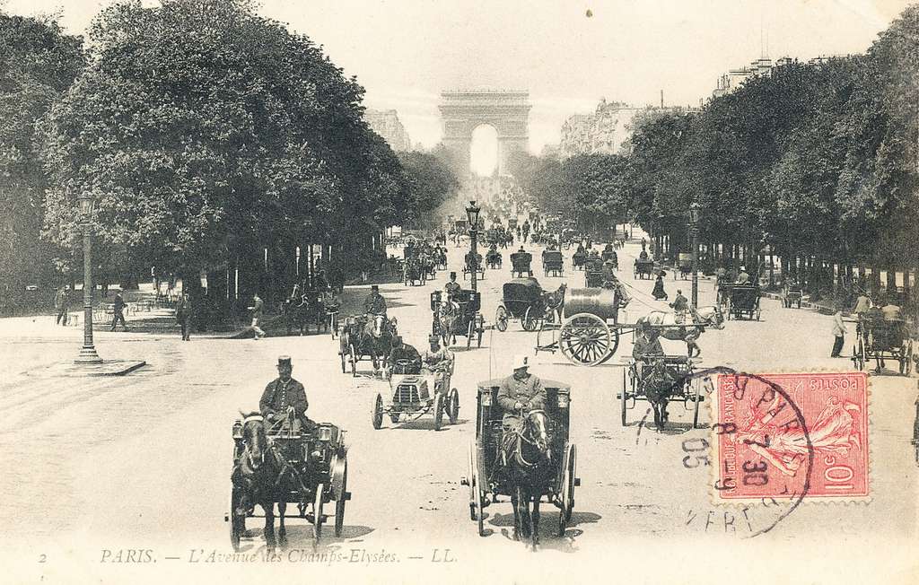2 - PARIS - L'Avenue des Champs - Elysées.