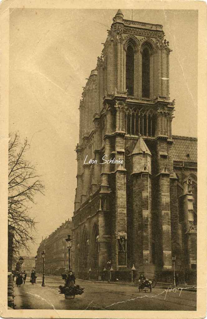 208 - Façade de Notre-Dame vue de profil