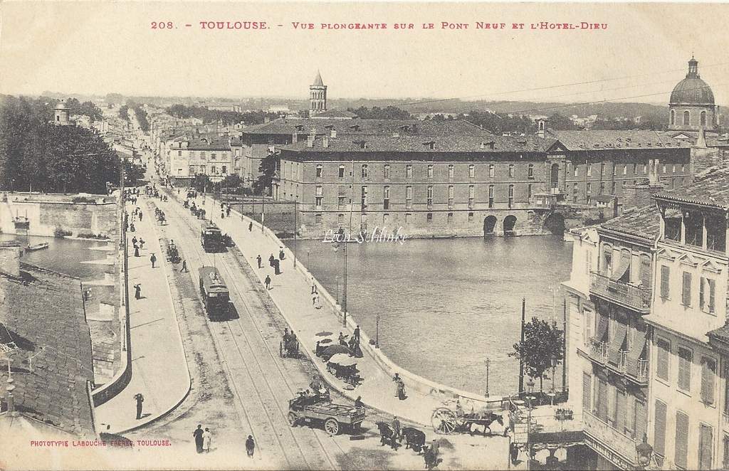 208 - Vue plongeante sur le Pont Neuf et l'Hotel Dieu