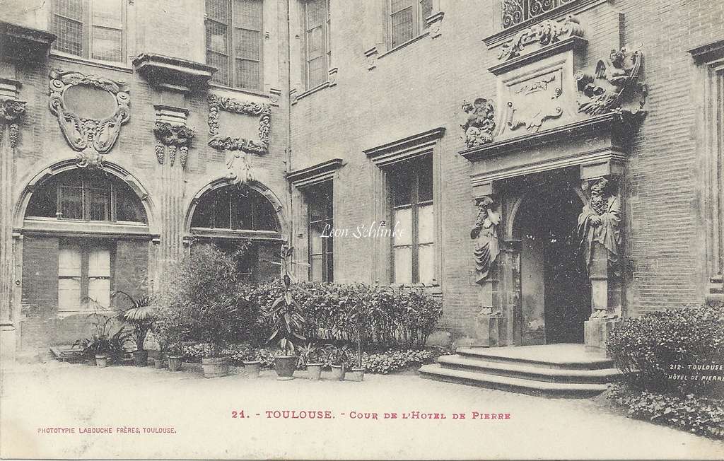 21 - Cour de l'Hôtel de Pierre