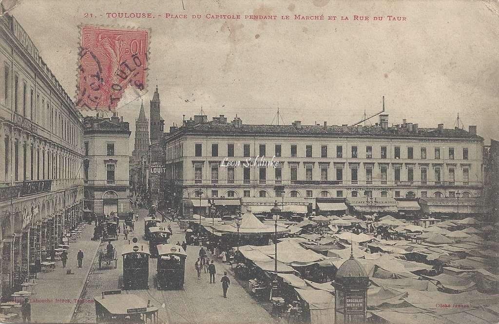 21 - Place du Capitole pendant le marché et la Rue du Taur