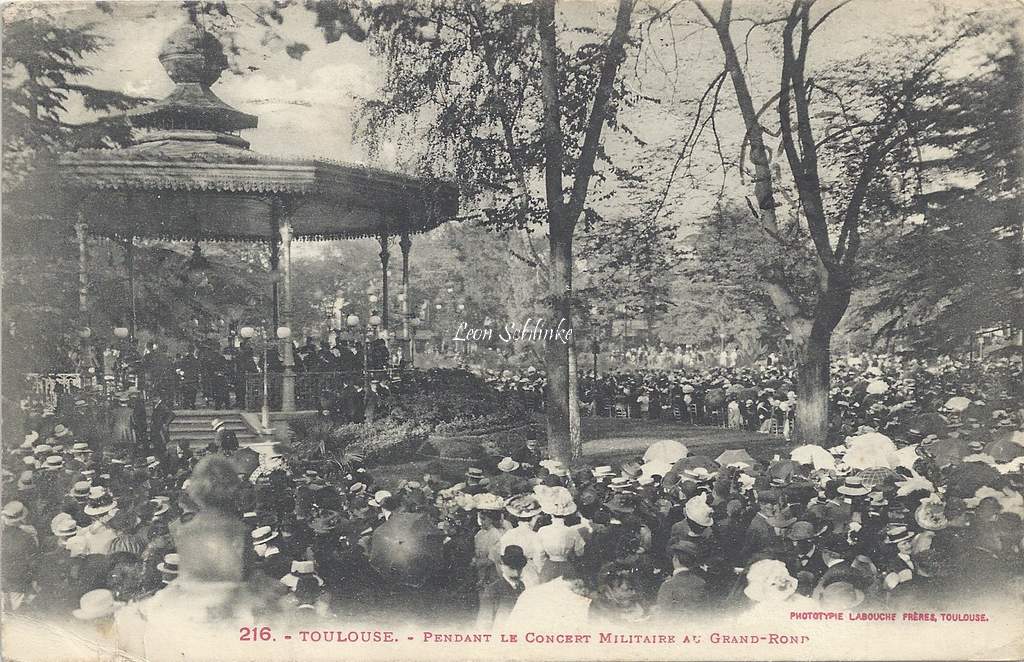 216 - Pendant le Concert Militaire au Grand Rond