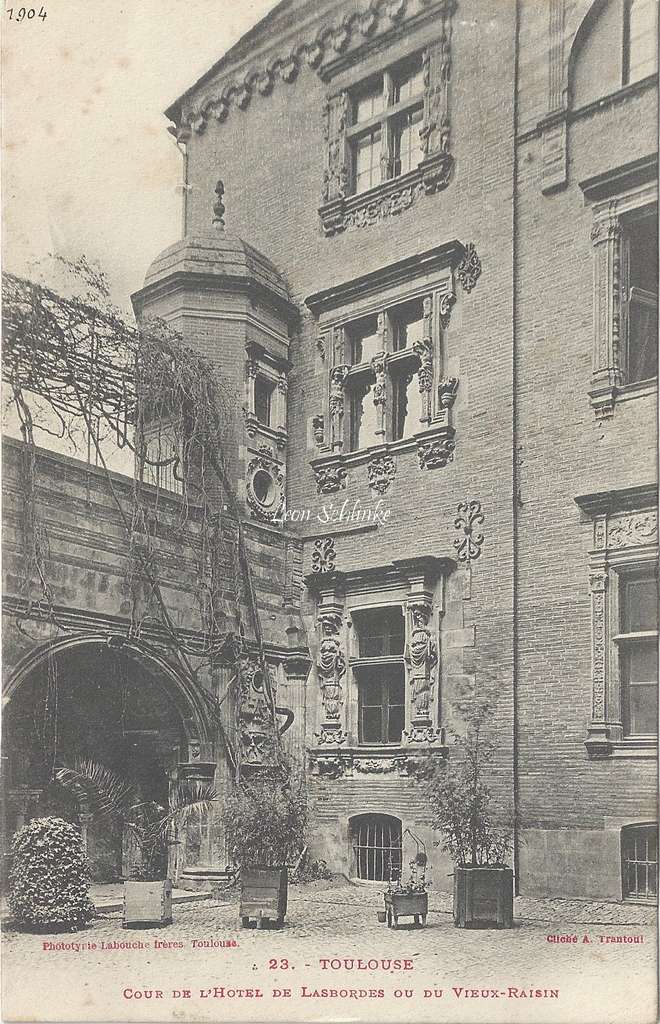 23 - Cour de l'Hôtel de Lasbordes ou du Vieux-Raisin