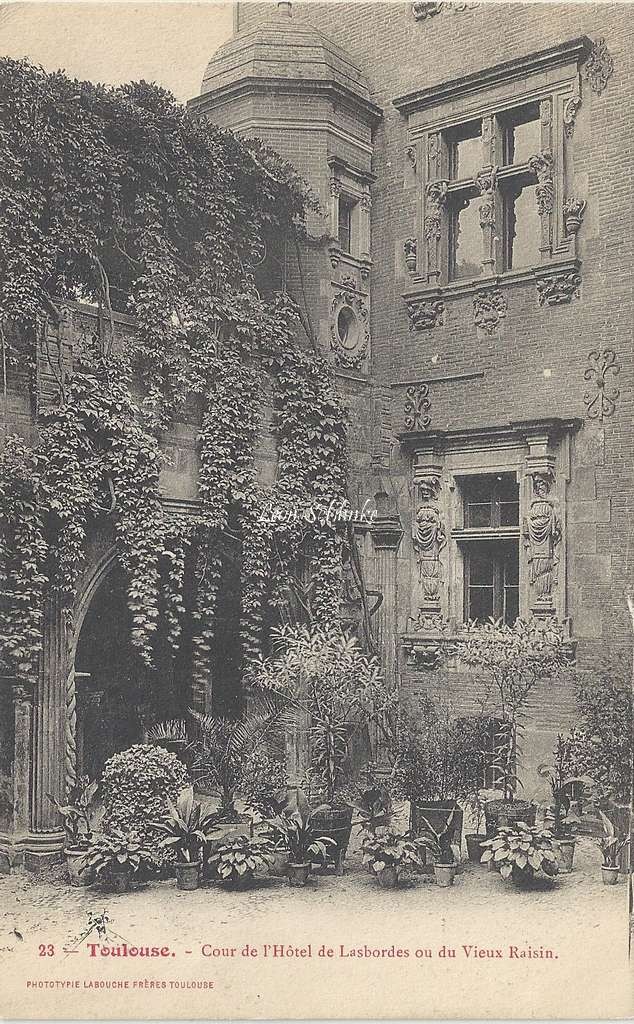 23 - Cour de l'Hôtel de Lasbordes ou du Vieux-Raisin