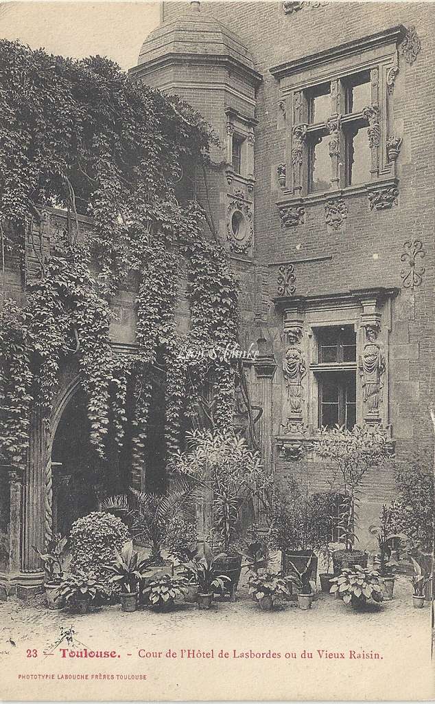 23 - Cour de l'Hôtel de Lasbordes ou du Vieux Raisin