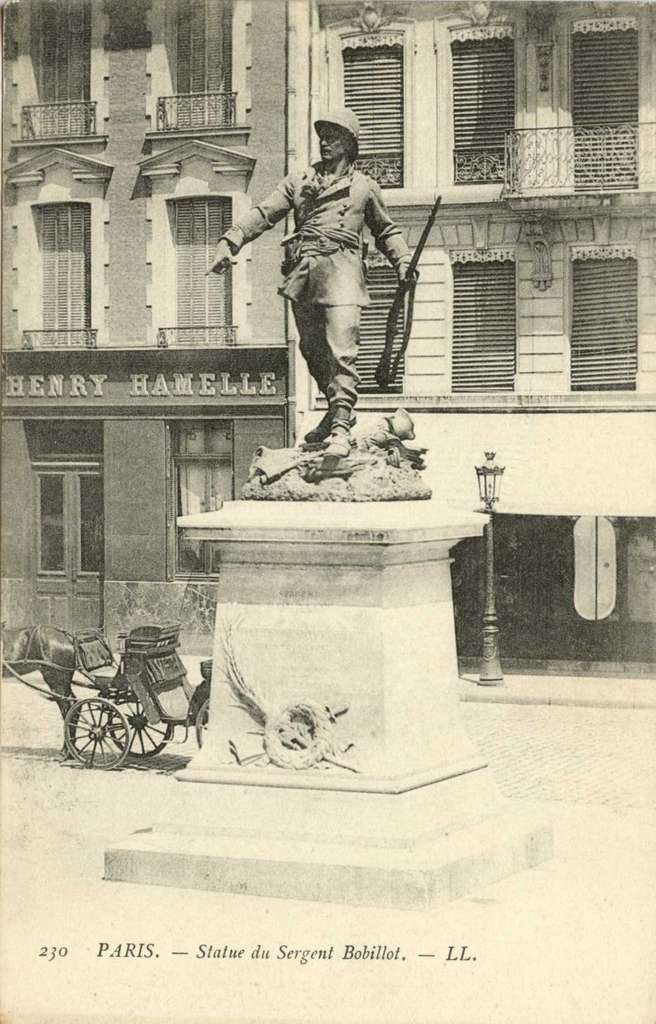 230 - PARIS - Statue du Sergent Bobillot