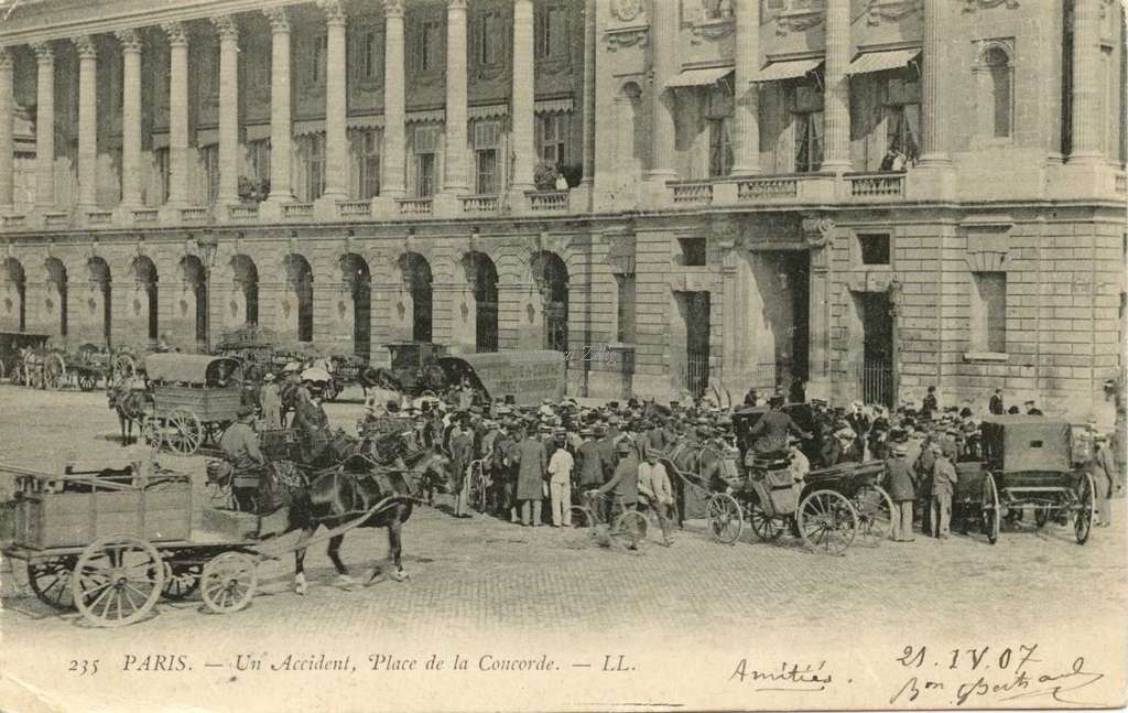 235 - PARIS - Un Accident, Place de la Concorde