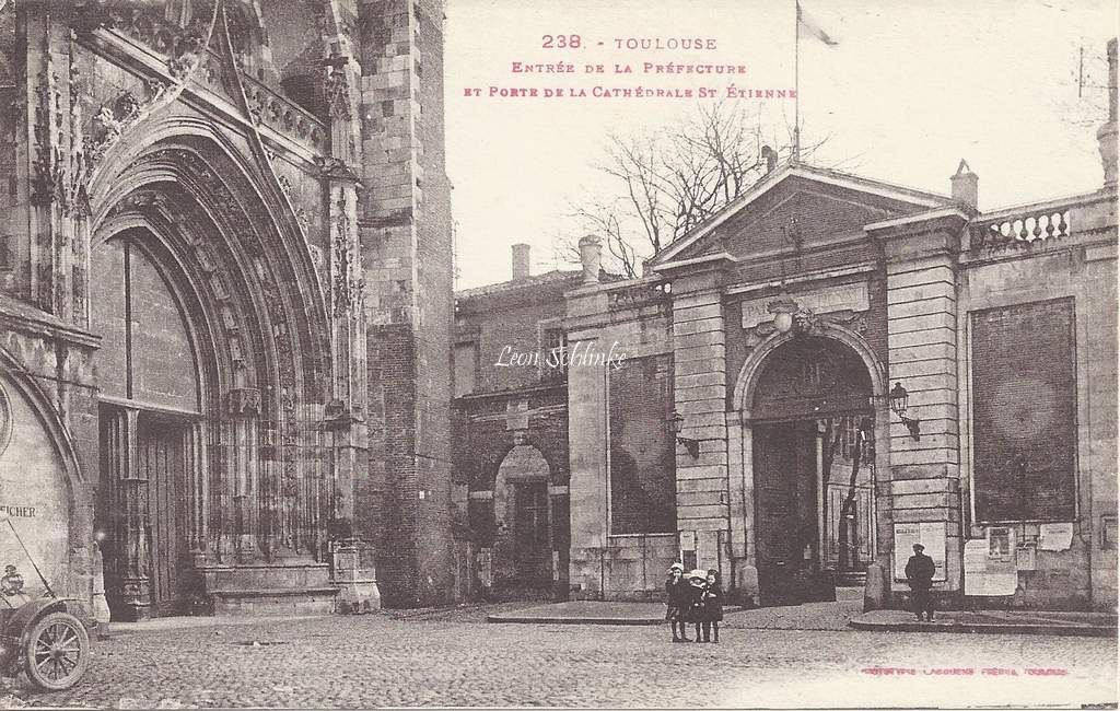 238 - Entrée de la Préfecture et Porte St-Etienne