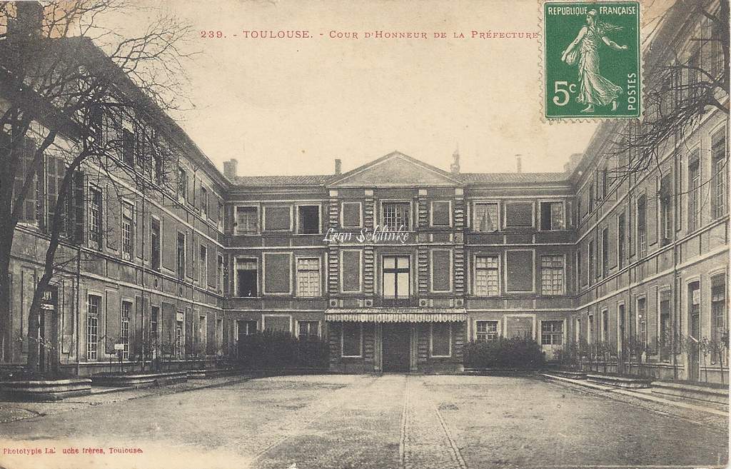 239 - Cour d'Honneur de la Préfecture