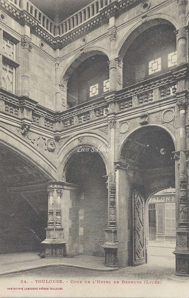 24 - Cour de l'Hôtel de Bernuys - Lycée