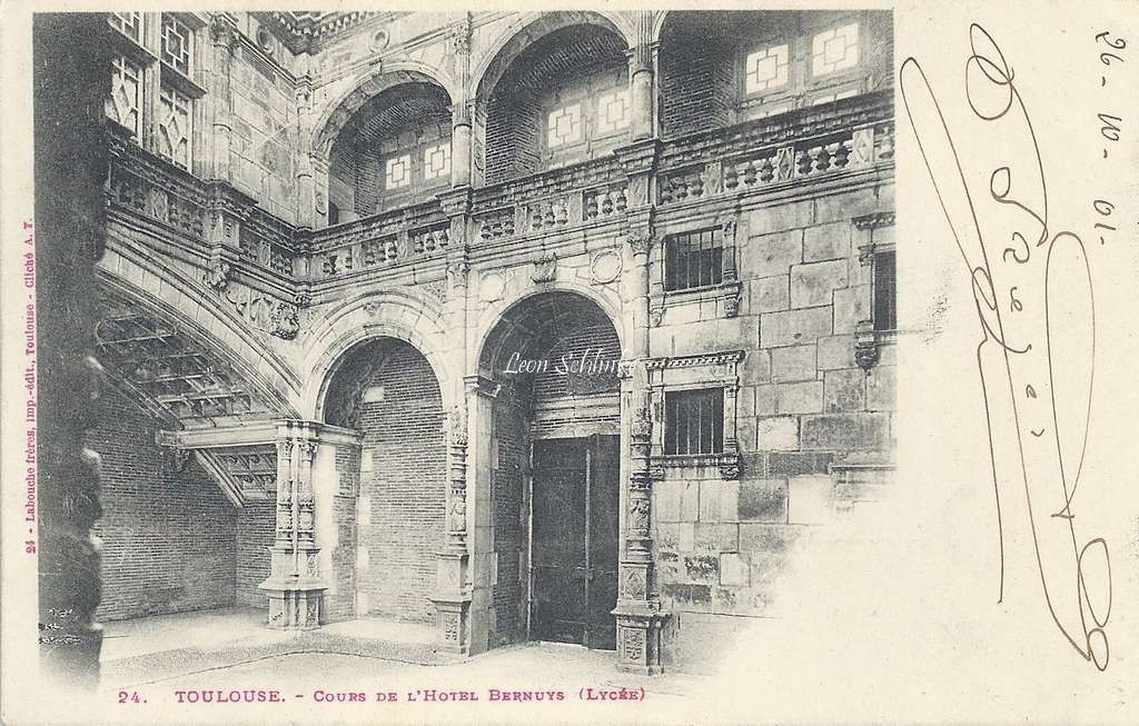 24 - Cour de l'Hôtel de Bernuys - Lycée