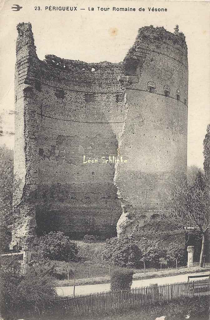 24-Périgueux - La Tour romaine de Vésone (Hirondelle)