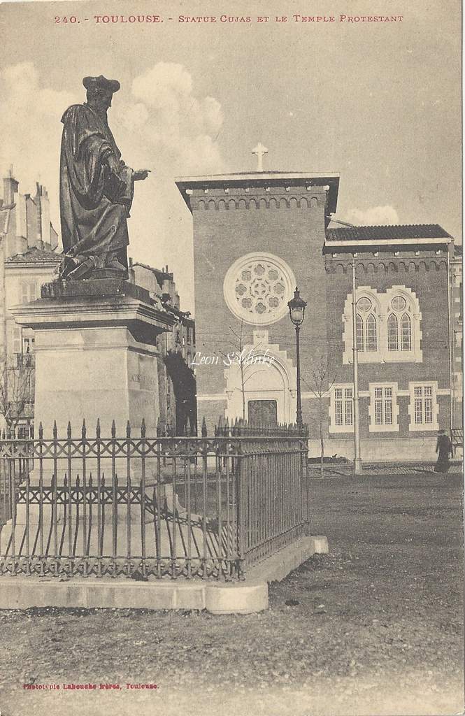 240 - Statue Cujas et Temple Protestant