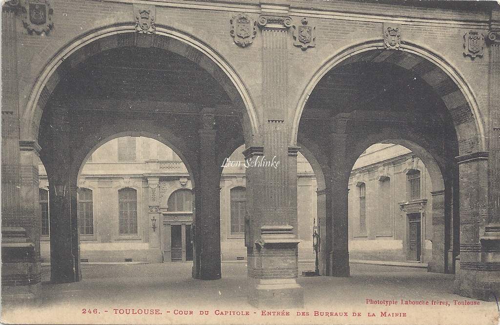 246 - Cour du Capitole - entrée des bureaux de la Mairie