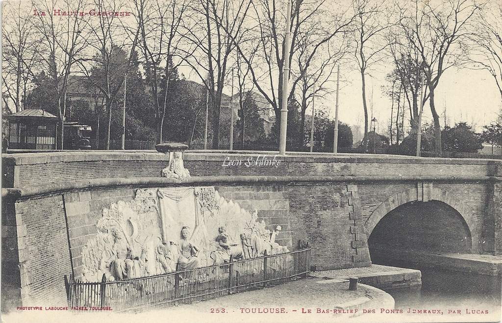 253 - Le Bas-relief des Ponts Jumeaux par Lucas