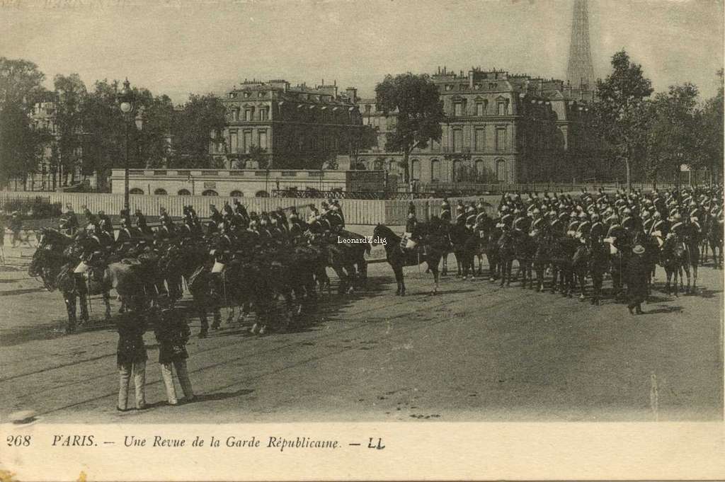 268 - PARIS - Une Revue de la Garde Républicaine