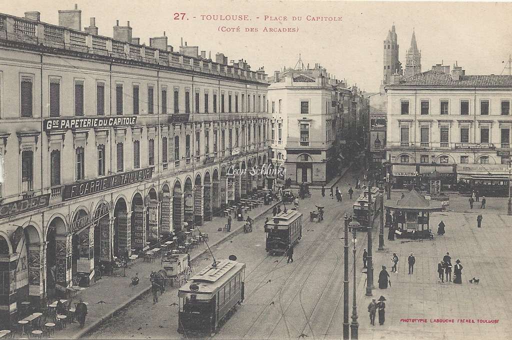 27 - Place du Capitole (Coté des Arcades)