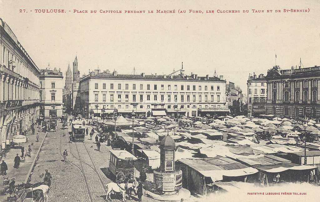 27 - Place du Capitole pendant le Marché