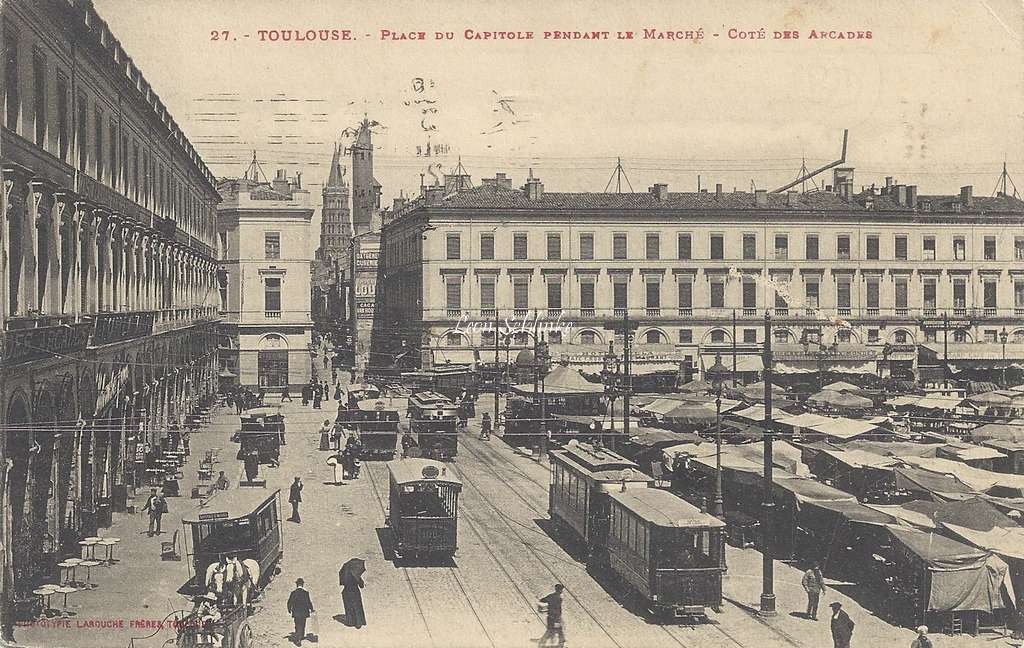27 - Place du Capitole pendant le marché - Côté des Arcades