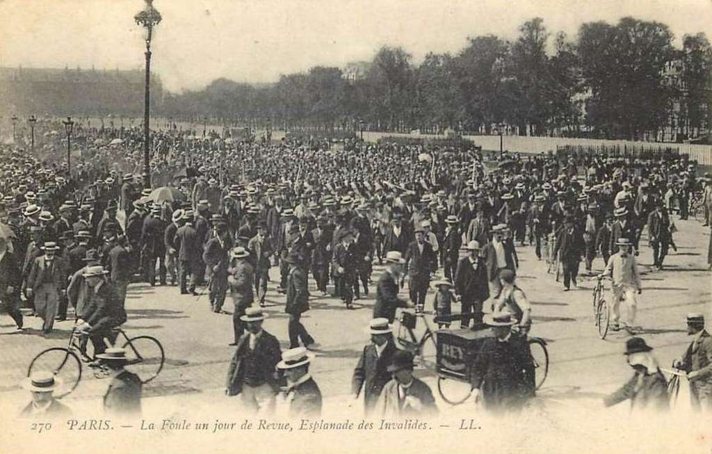270 - PARIS - La Foule un jour de Revue, Esplanade des Invalides