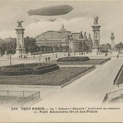 298 - Le Clément-Bayard passant au-dessus du Pont Alexandre III et des Palais