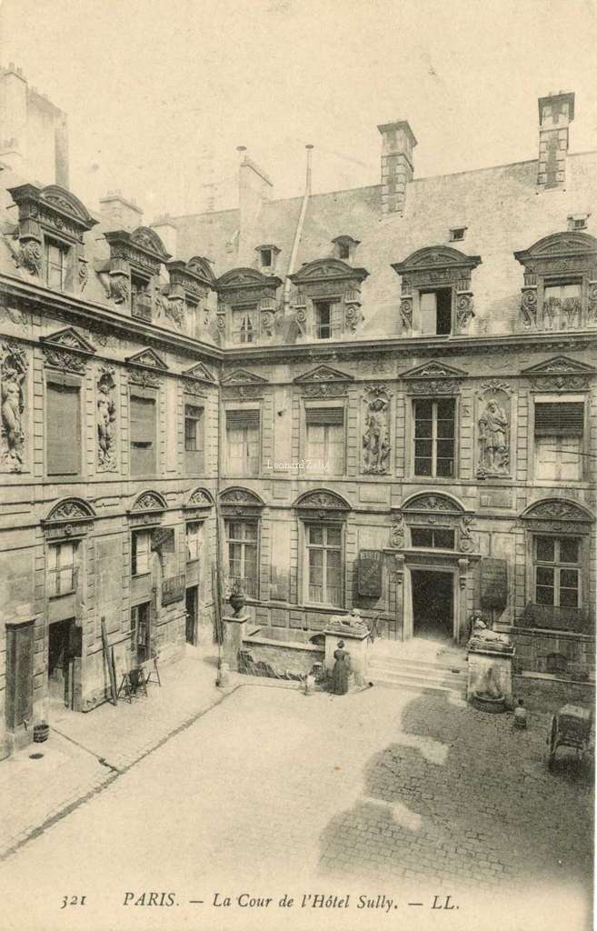 321 - PARIS - La Cour de l'Hôtel Sully