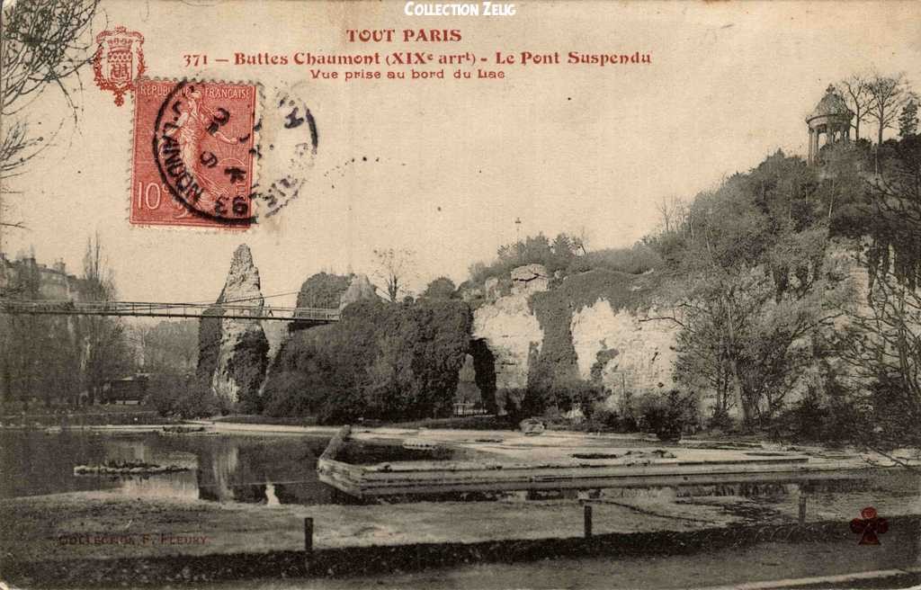 371 - Buttes-Chaumont - Le Pont suspendu, vue prise au bord du Lac