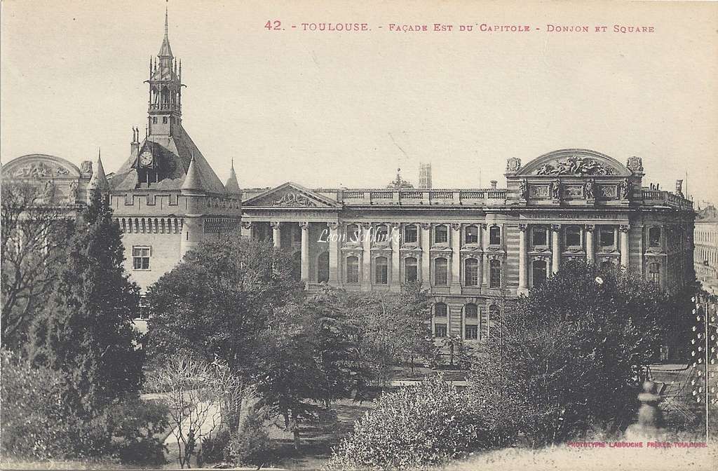 42 - Façade Est du Capitole - Donjon et Square