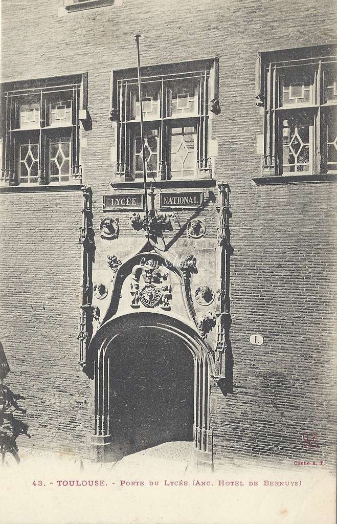 43 - Porte du Lycée (Anc. Hôtel de Bernuys)