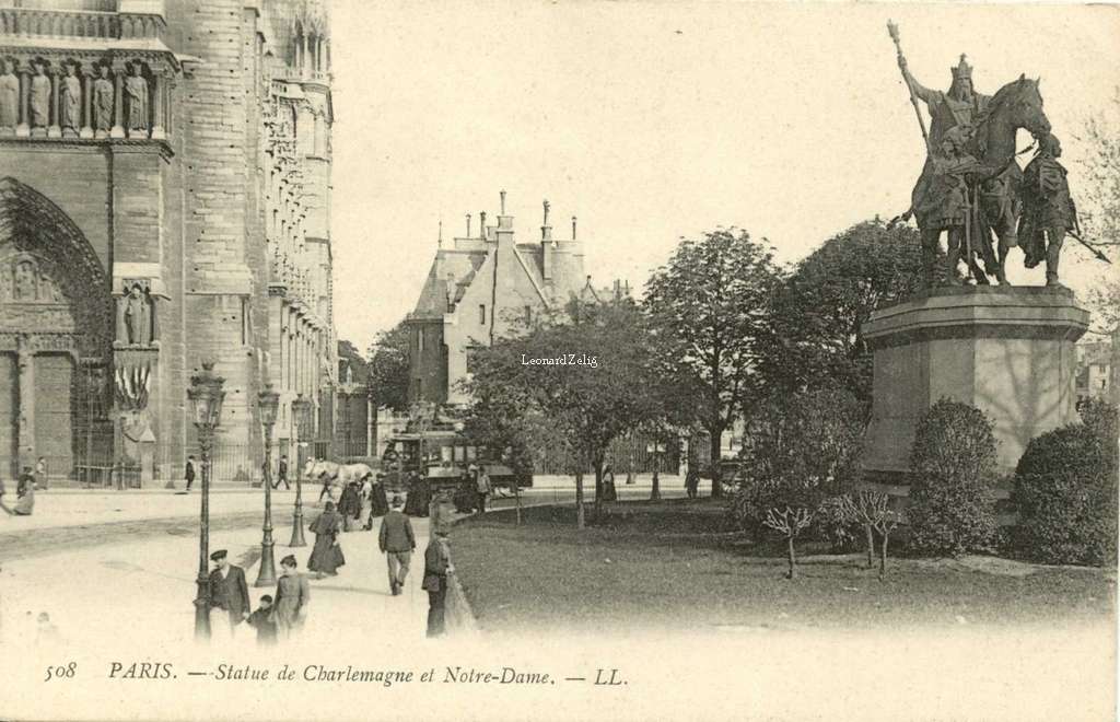 508 - PARIS - Statue de Charlemagne et Notre-Dame