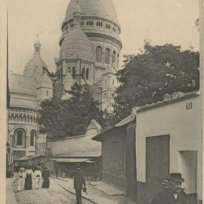 51 - Le Sacré-Coeur, pris de la Rue de la Barre