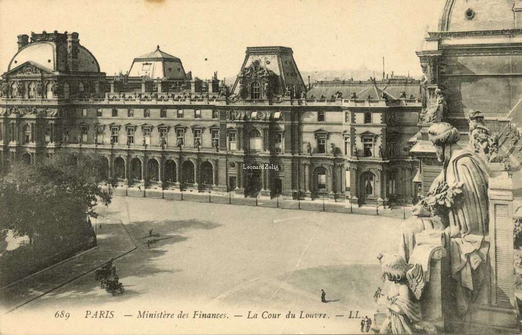 689 - PARIS - Ministère des Finances - La Cour du Louvre