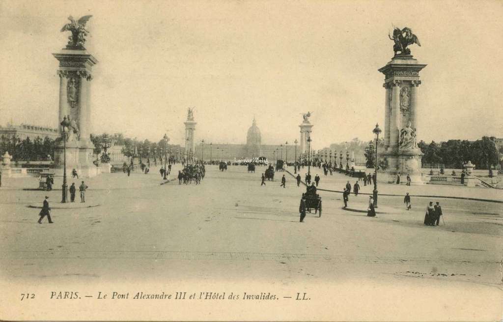 712 - PARIS - Le Pont Alexandre III et l'Hôtel des Invalides
