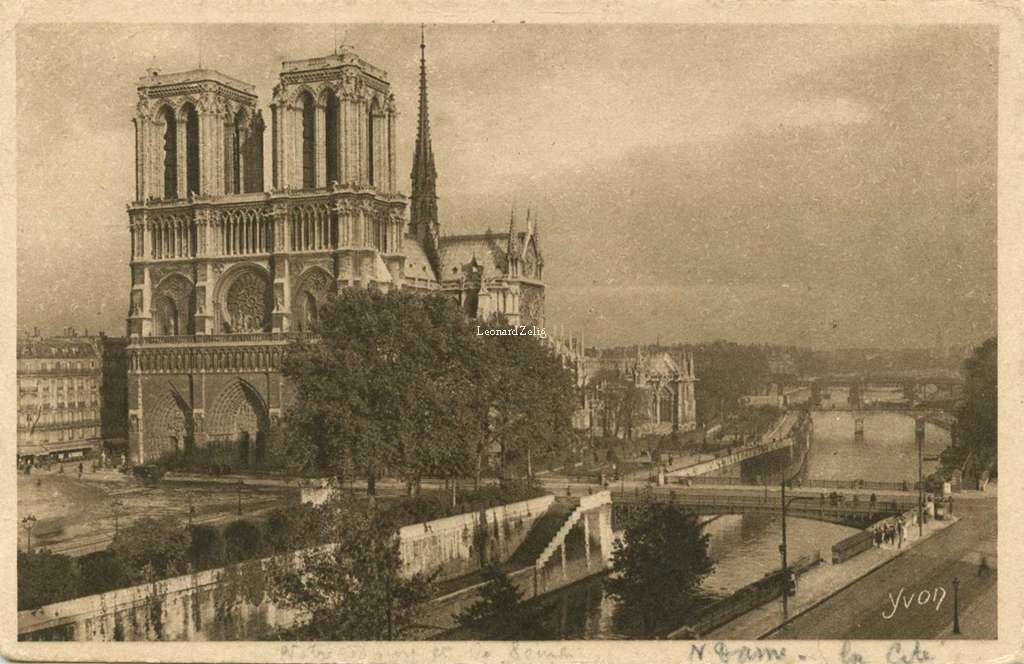 75 - Vue panoramique de Notre-Dame et de la Seine