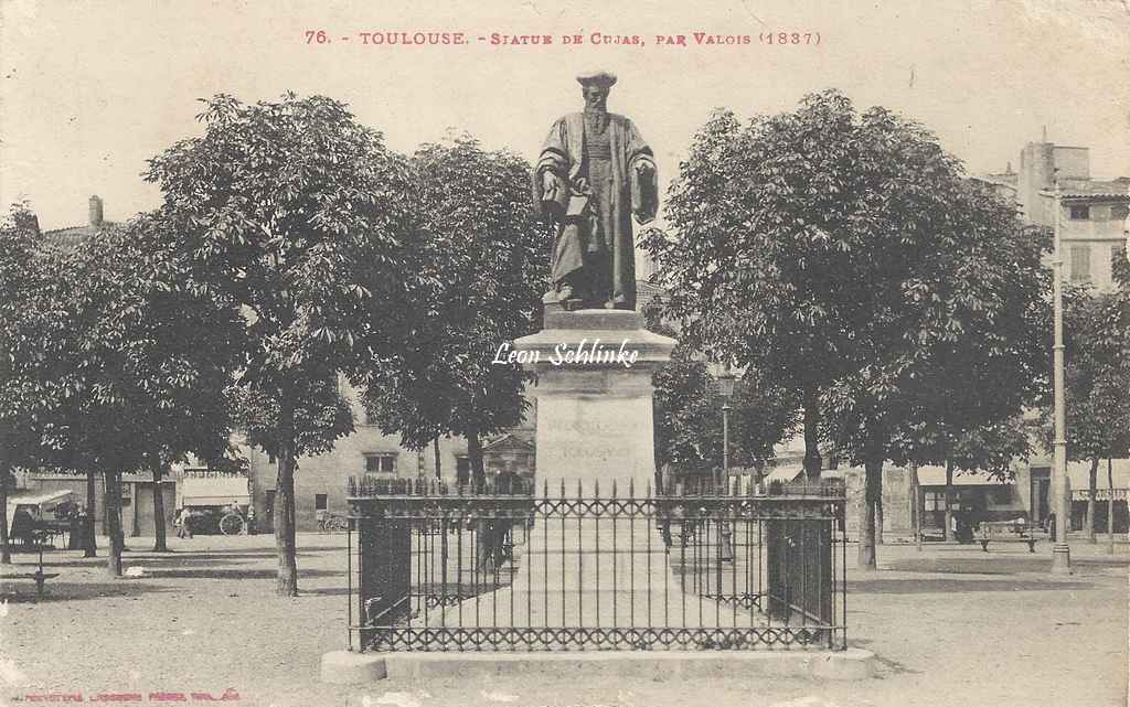 76 - Statue de Cujas, par Valois