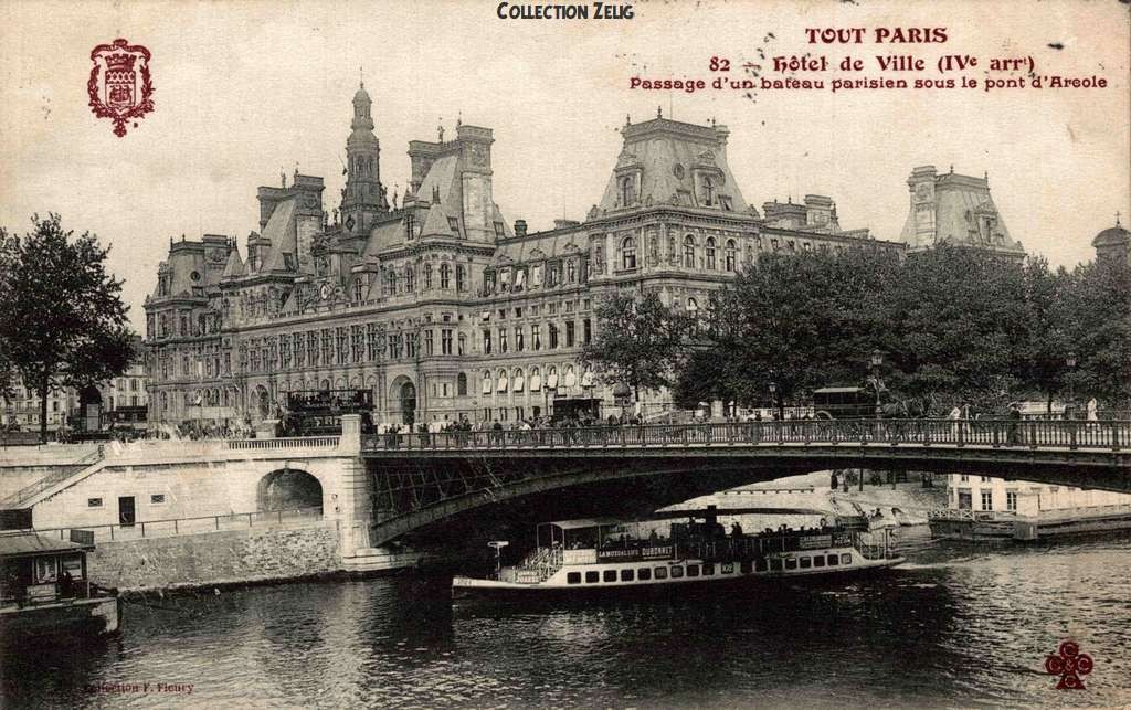 82 - Hôtel de Ville - Passage d'un bateau parisien sous le Pont d'Arcole