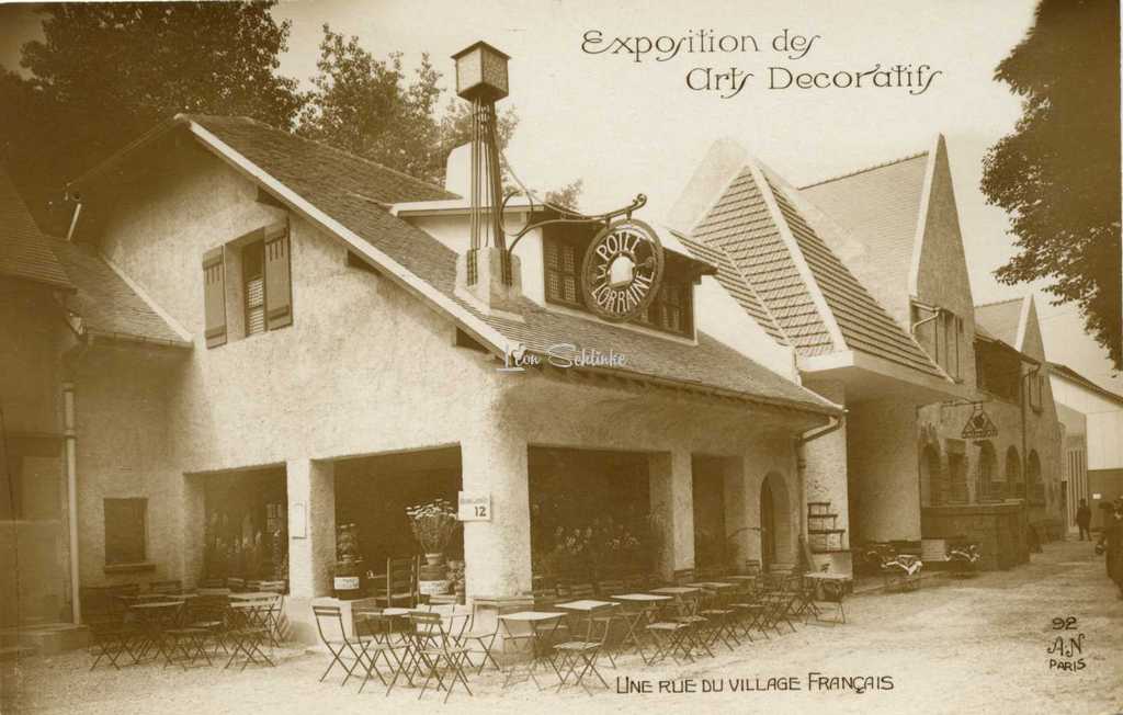 92 - Une Rue du Village Français