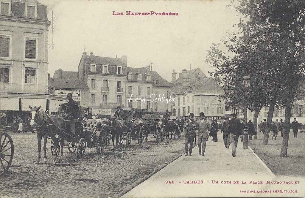 945 - Un coin de la Place Maubourguet