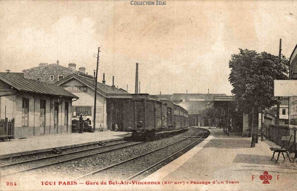 954 - Gare de Bel-Air-Vincennes - Passage d'un Train