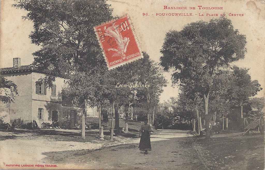 96 - Pouvourville - La Place du Centre