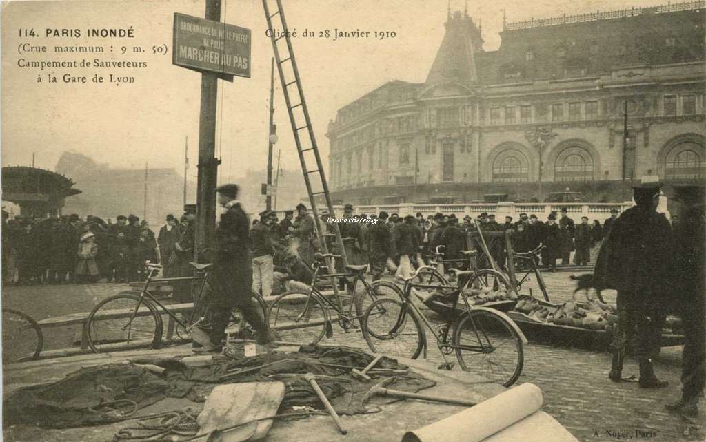 A.Noyer 114 - PARIS INONDE - Campement de Sauveteurs à la Gare de Lyon