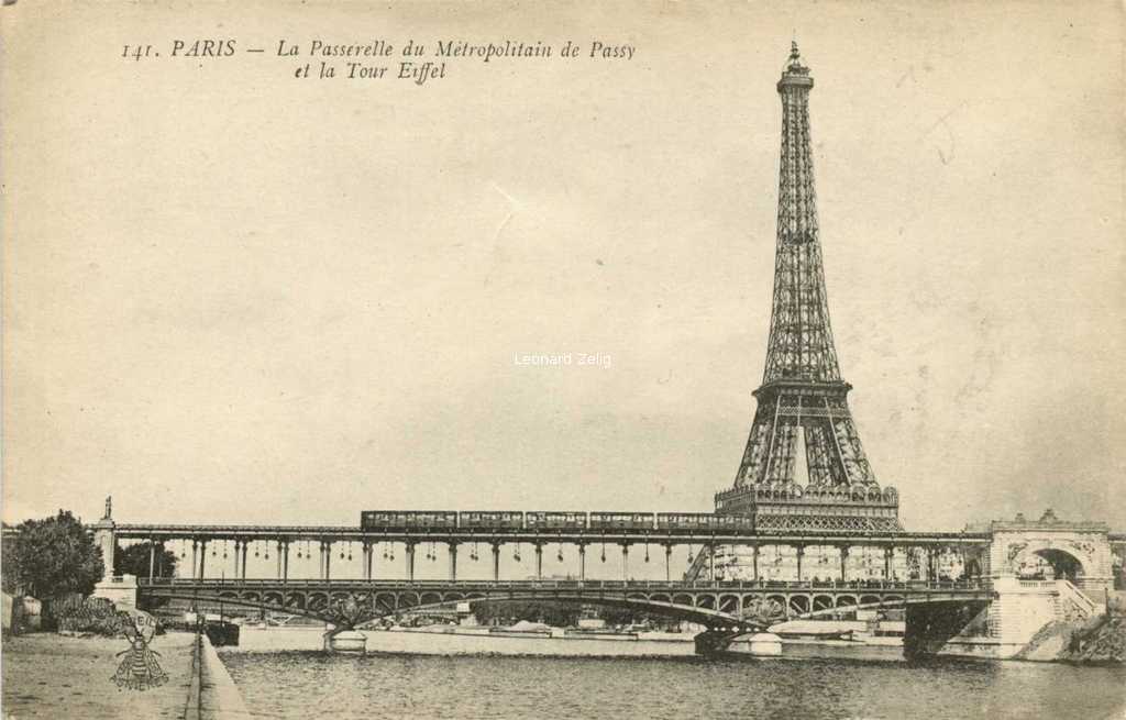 Abeille 141 - PARIS - La Passerelle du Métropolitain de Passy et la Tour Eiffel