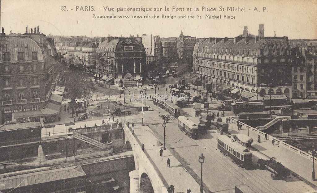 AP 183 - Vue panoramique de la Place et du Pont St-Michel